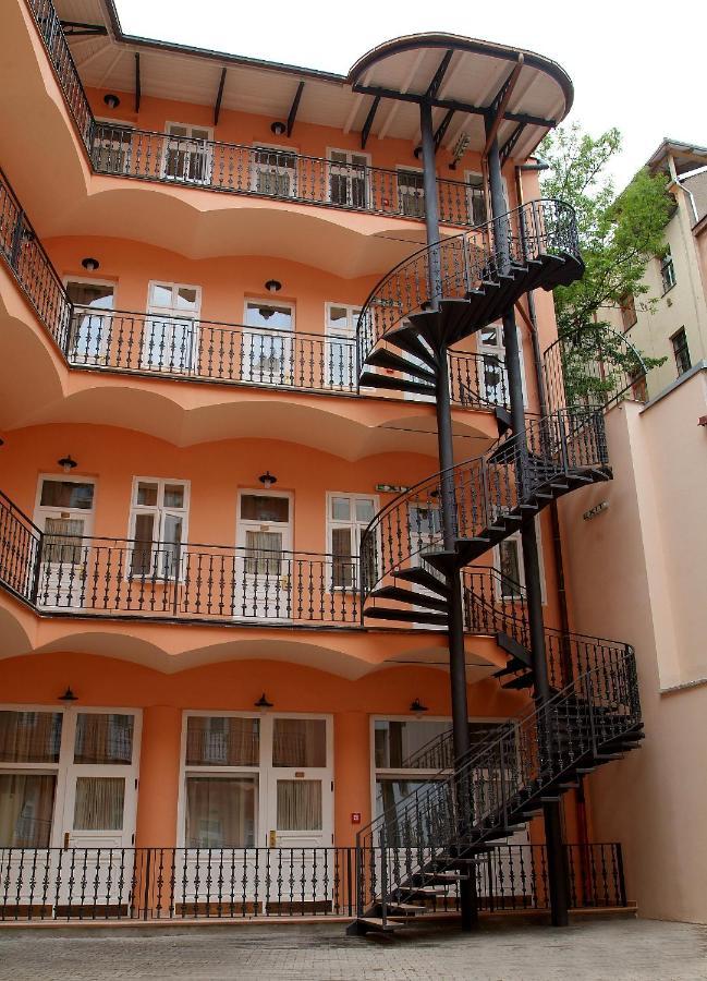 Hotel Patio Прага Экстерьер фото